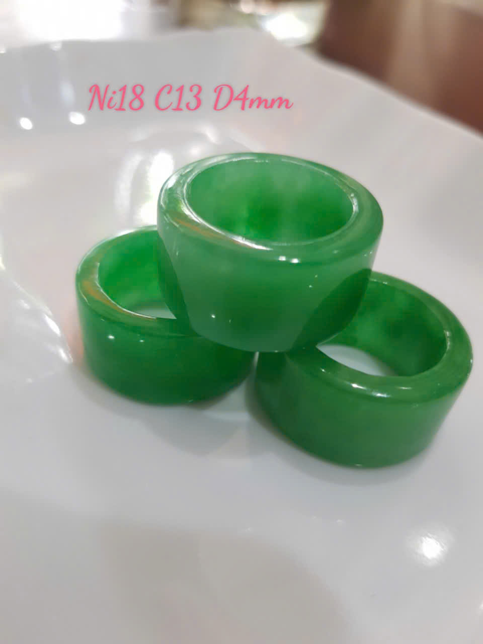 Nhẫn Càn Long Nam Xanh Ngọc Đẹp Ni nhỏ 18mm x bản vuông cao 13mm x dầy 4mm Chất liệu Đá Cẩm Thạch Tự nhiên màu Xanh Hy Vọng sáng bóng Tươi quá đẹp chuẩn Hợp Nam mệnh Mộc Mệnh Hỏa đeo Ni18mm lọt lòng ngón giữa ngón trỏ ạ