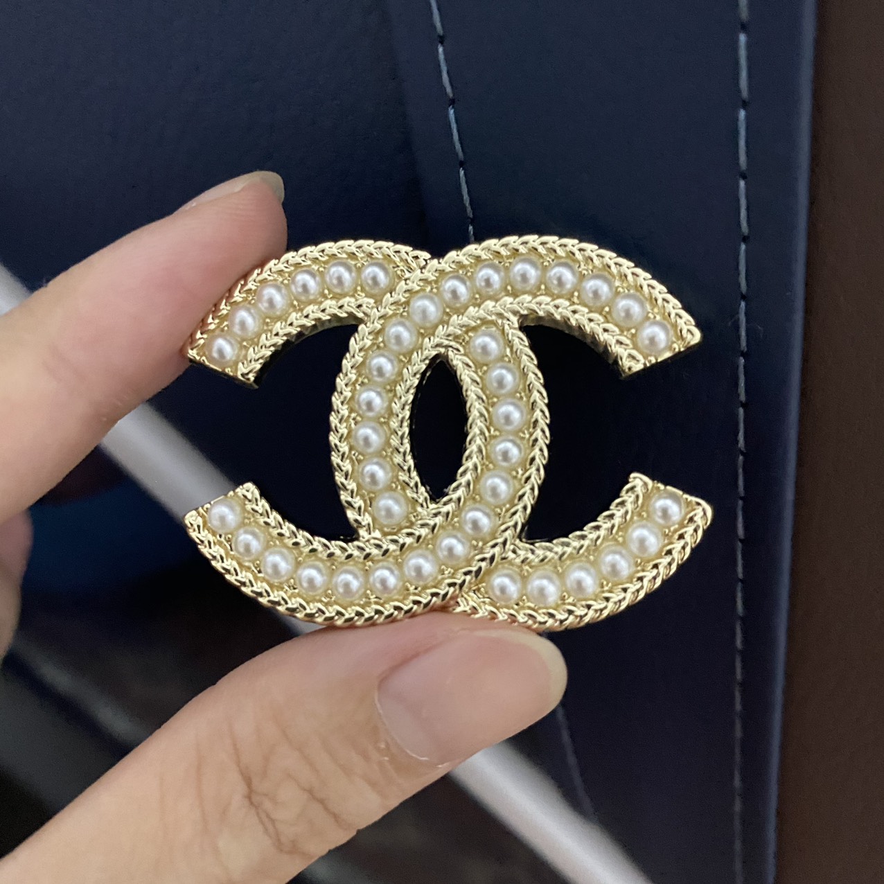 Mua Cài Áo Chanel Other Jewels Logo CC Strass A63085 Màu Bạc  Chanel  Mua  tại Vua Hàng Hiệu h039832