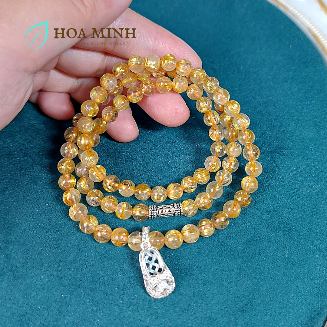 Vòng tay Thạch Anh Tóc Vàng thiên nhiên 6 li VIP quấn 3 vòng phối charm chiếc giày búp bê bạc ta chuẩn, hợp mệnh Kim Thổ