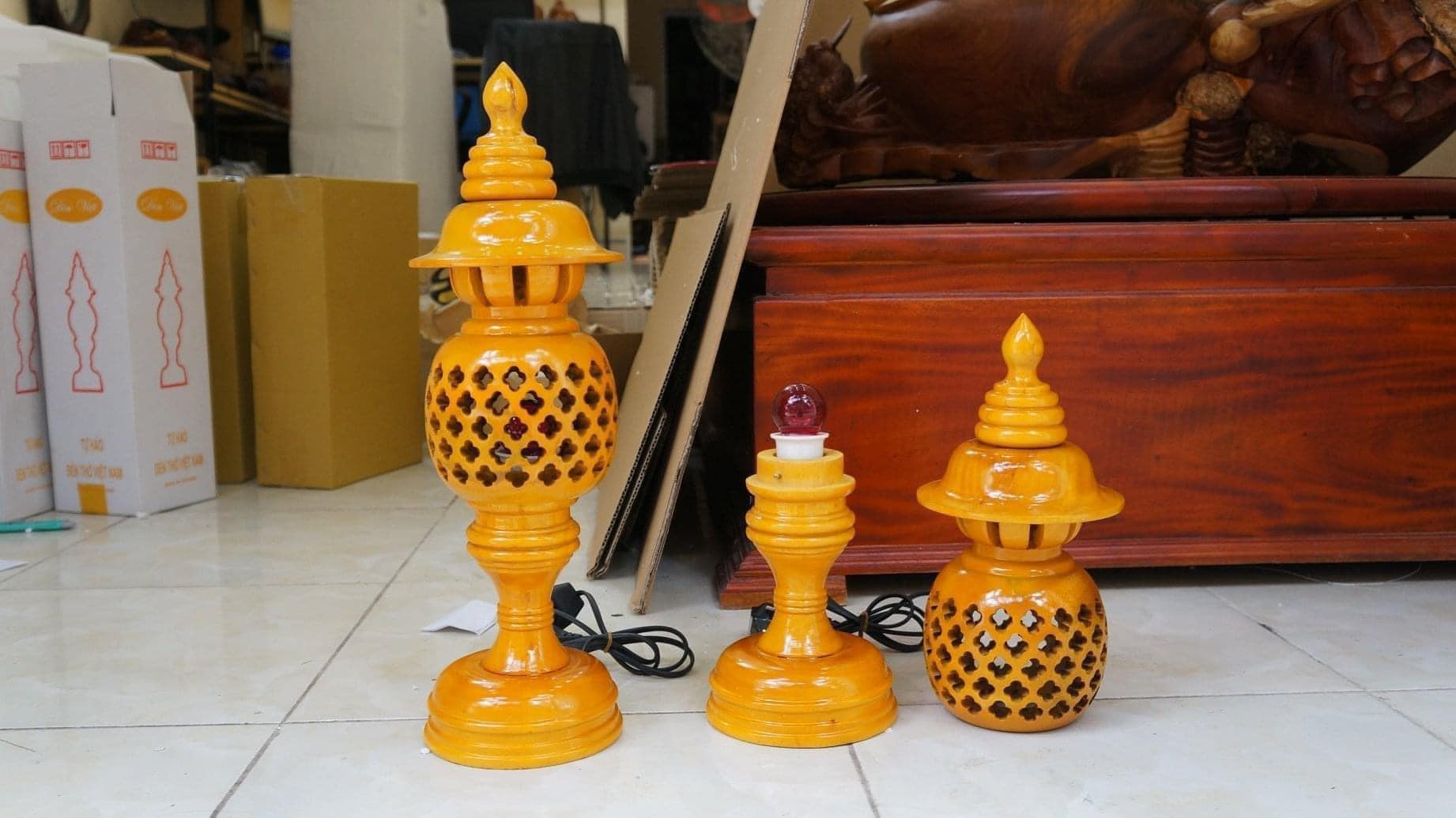 Cặp đèn thờ tổ ong gỗ cao 41cm - Màu vàng siêu đẹp