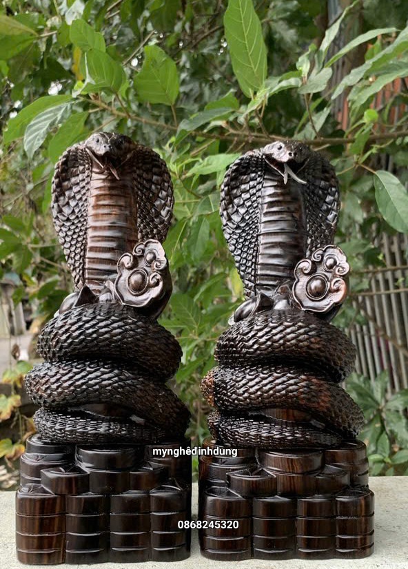 Tượng con rắn phong thủy bằng gỗ mun hoa kt cao 30cm