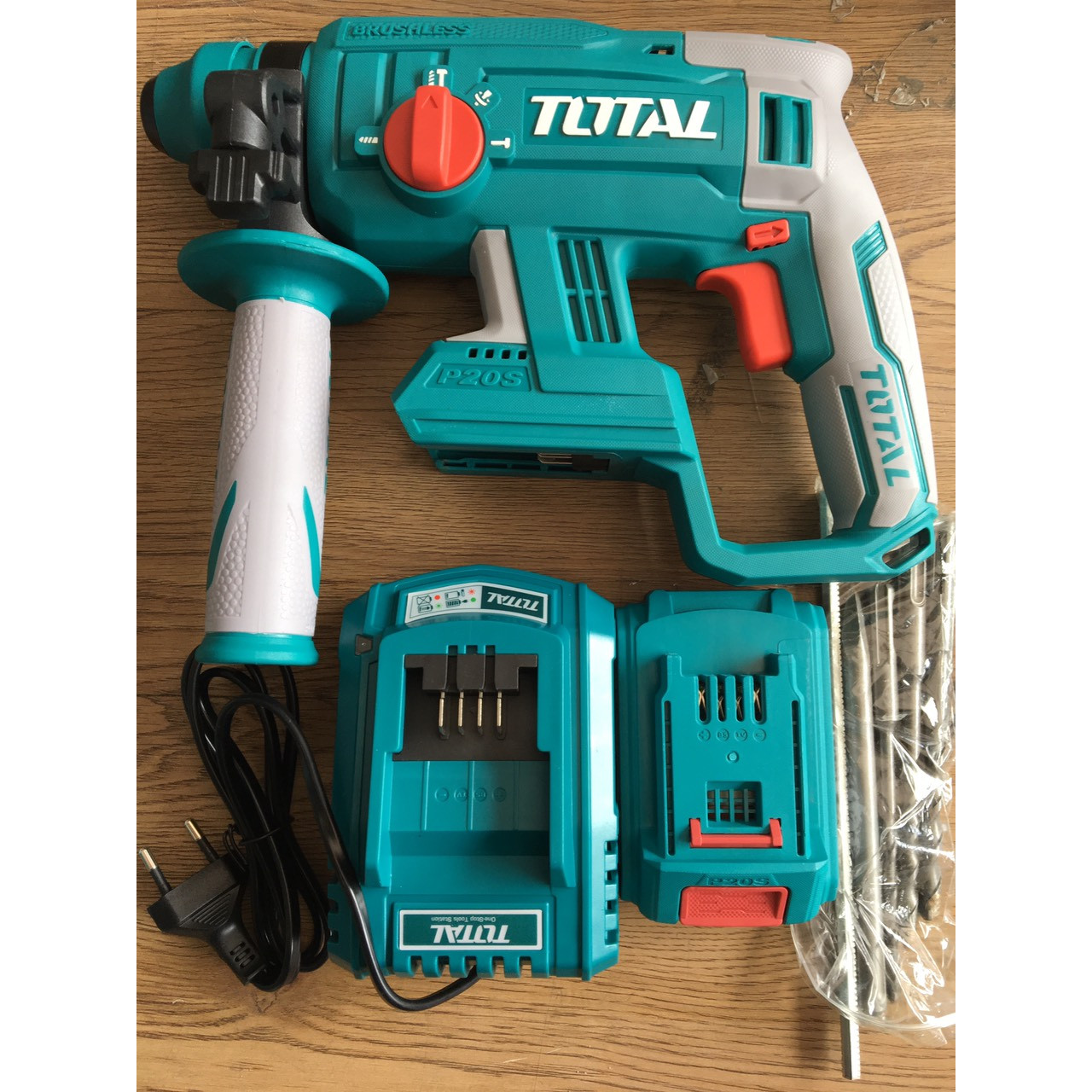 Máy khoan đục dùng pin Lithium 20V gồm 1 pin 1 xac total TRHLI2201