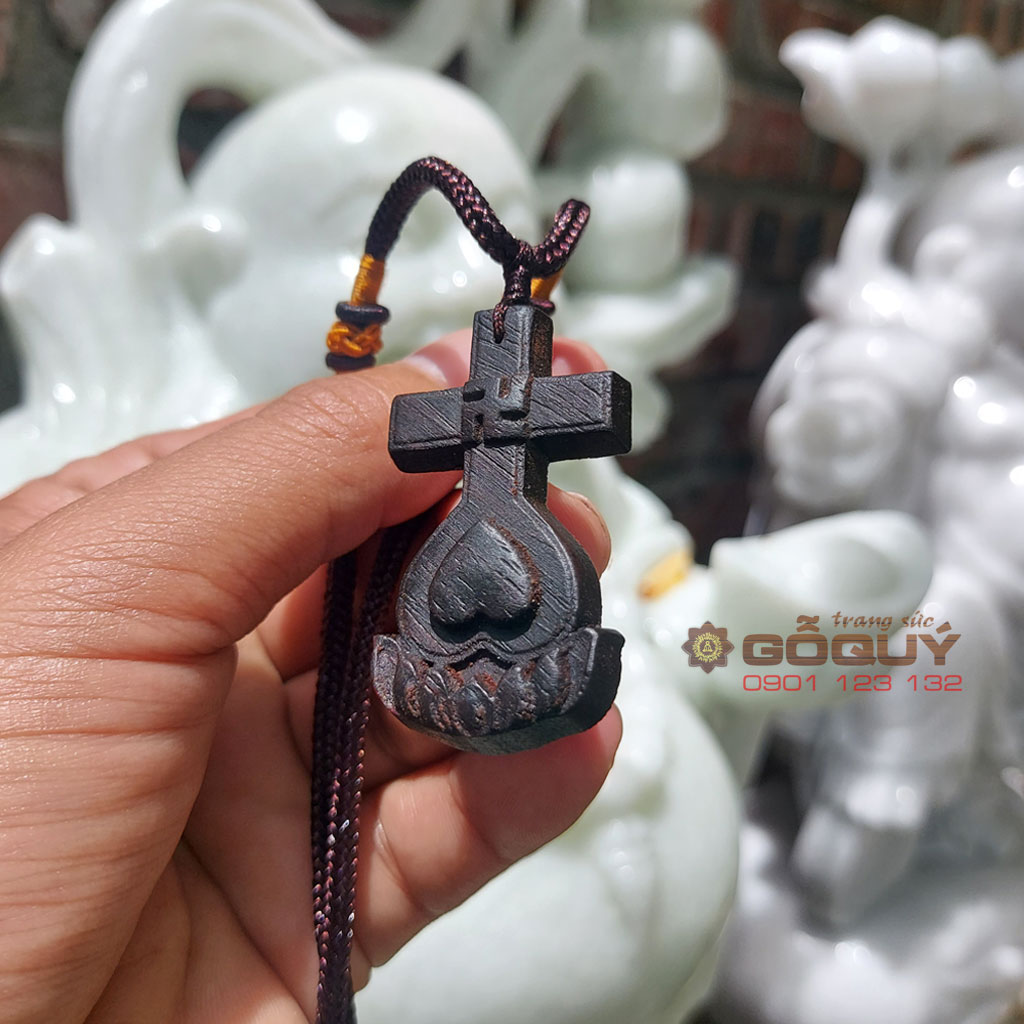 Thánh hiệu Thiên Tâm Đạo gỗ trắc hoa sen tặng kèm dây vải