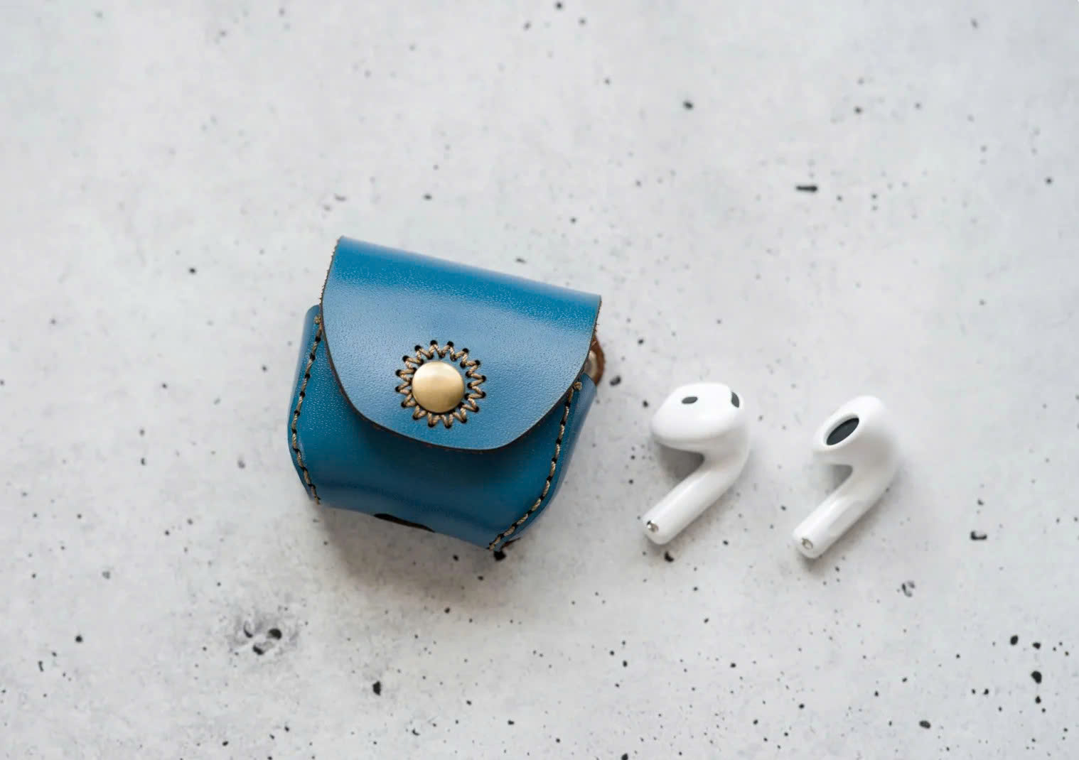Bao da dành cho nút bấm Airpods 5 , hiệu Khắc Tên, chất liệu da bò - Hàng chính hãng