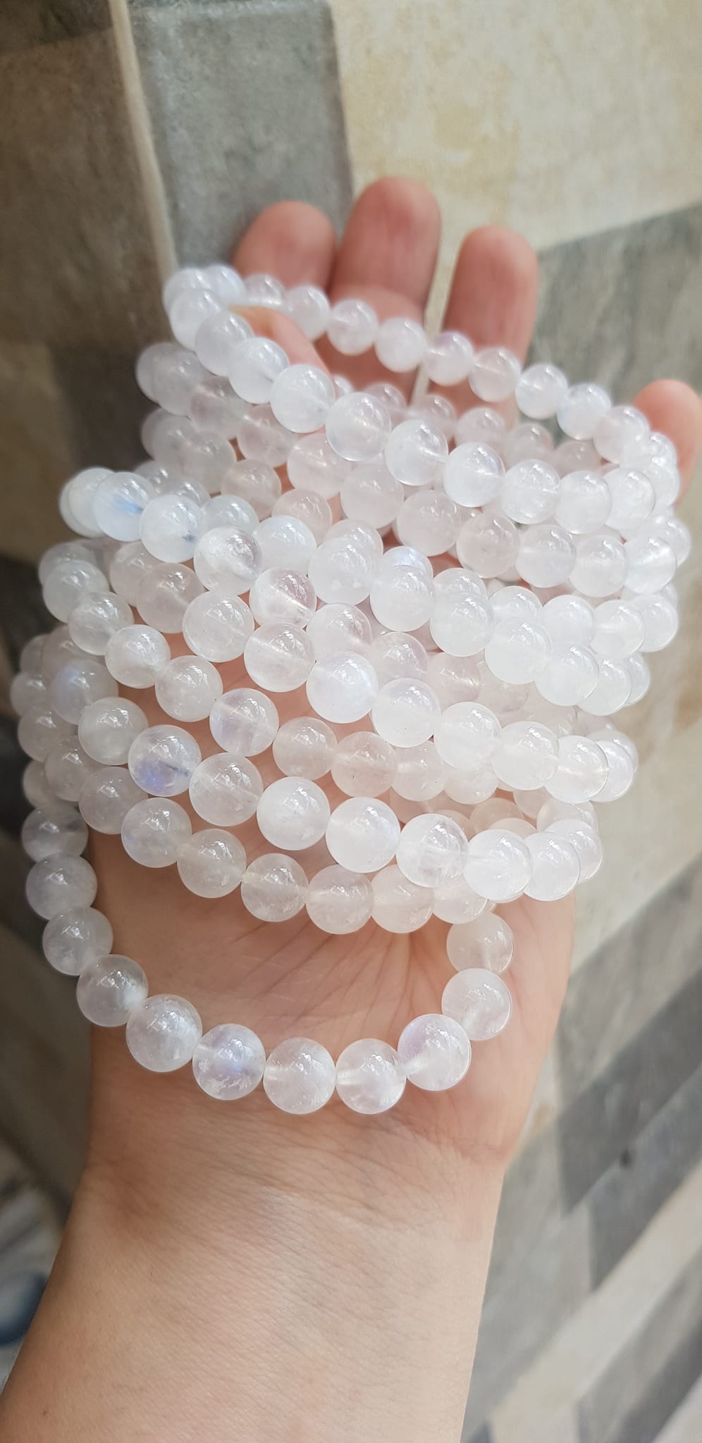 Vòng tay phong thuỷ may mắn moon trắng tự nhiên 8mm hay đá ánh trăng trắng trong bóng đẹp size vòng hạt 8mm màu trắng trong sáng tươi đẹp chuẩn hợp nữ mệnh kim mệnh thuỷ đeo ạ