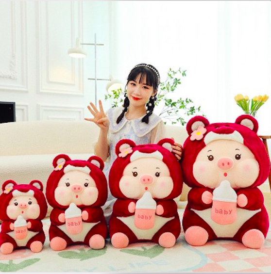 Thú nhồi bông heo ôm bình sữa cosplay lotso- Size từ 35cm đến 55cm - Quà tặng heo ôm bình sữa cosplay lotso nhồi bông dễ thương - Gối ôm mềm mịn cho bé