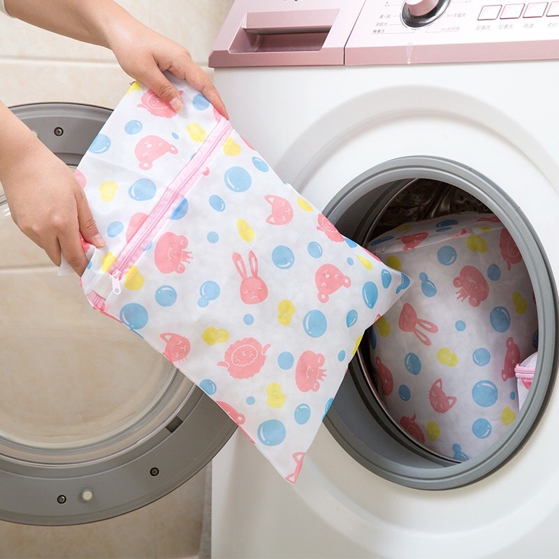Combo 5 túi lưới đựng đồ giặt , với nhiều kích thước giúp bảo vệ quần áo không bị hỏng  khi giặt bằng máy giặt vô cùng tiện lợi 