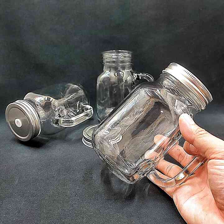 Ly thủy tinh có quai nắp đậy 600ml – ca đựng nước thuỷ tinh nắp thiếc có lỗ cắm ống hút – đựng nước ép, trà sữa, cafe, sữa tươi độc đáo