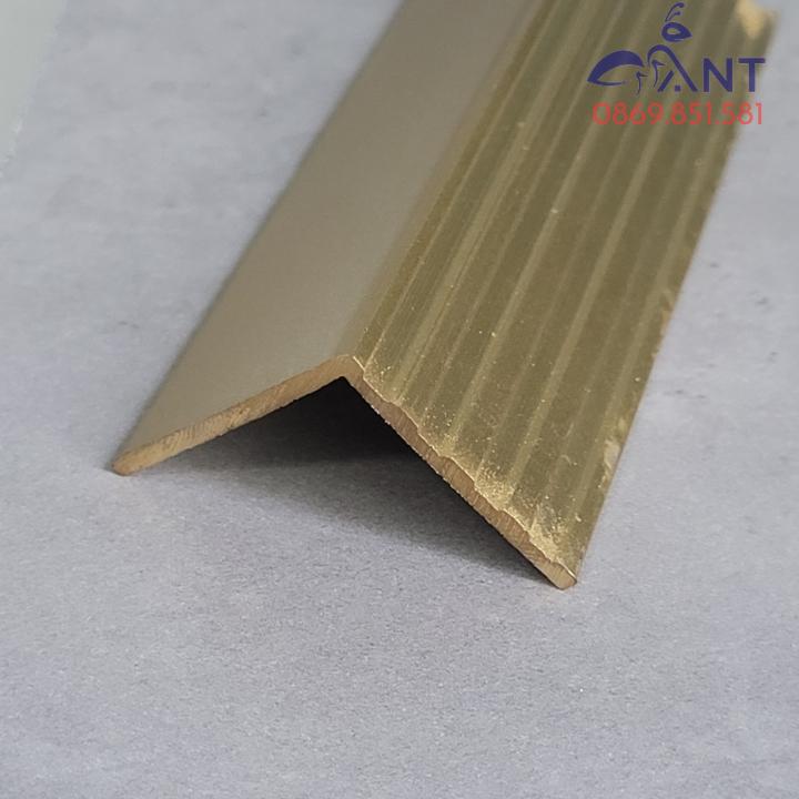 Nẹp Đồng V30 gân, Nẹp đồng V, Nẹp đồng chống trơn, Nẹp ốp vách, nẹp ốp cầu thang, giá 1m