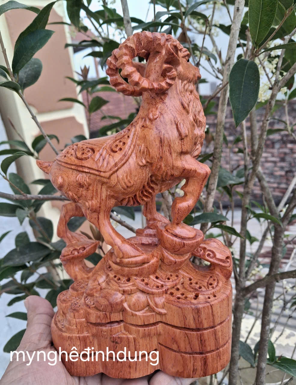 Tượng  con dê tài lộc  bằng  gỗ  hương  đá kt 20x13x6cm