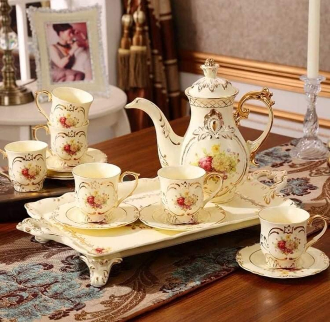 BỘ BÌNH TRÀ  HOA MẪU ĐƠN KÈM KHAY VÀ ĐĨA LÓT TÁCH PHONG CÁCH CHÂU ÂU CAO CẤP
