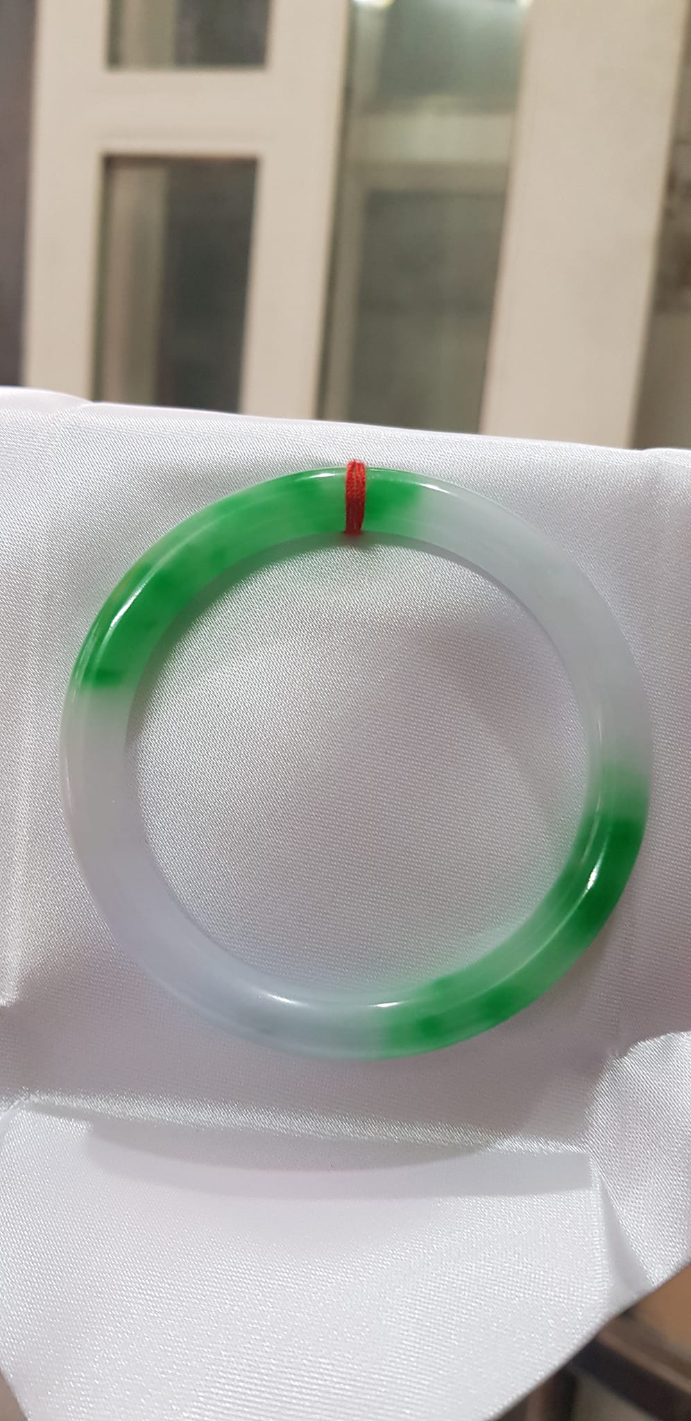 Vòng tay Nữ Đá Cẩm Thạch mới TR Lý 57 mm x cọng 7,5mm Màu Xanh lý tươi trắng 2 bên đều vòng đẹp Nữ 55kg - 64kg đeo đẹp món quà tặng chính mình và người thân đeo đẹp ạ
