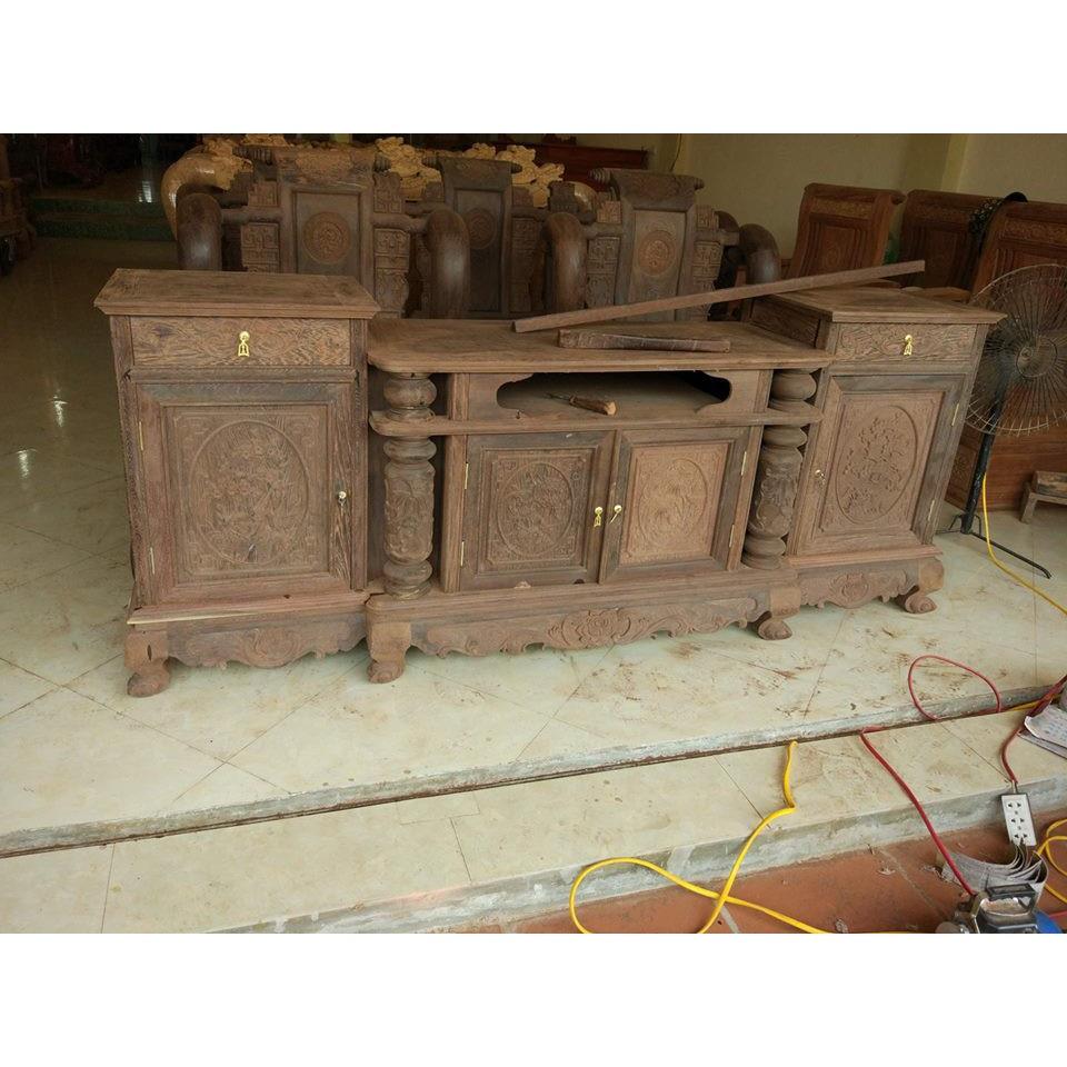 Kệ tivi kiểu cột nho gỗ mun đuôi công