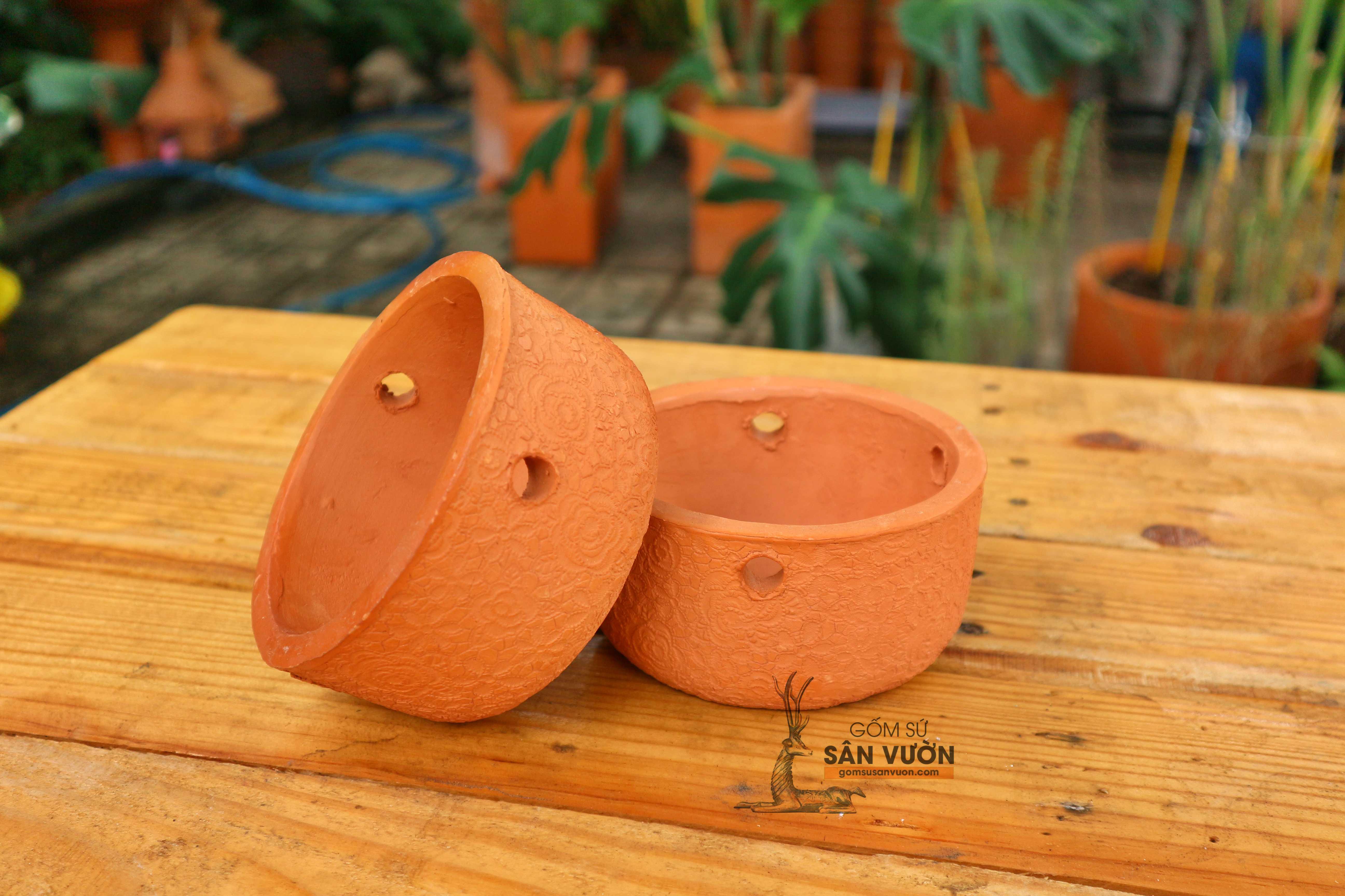 Chậu TREO trồng cây gốm đất nung (terracotta) DÁNG NỒI, HOA VĂN  HOA HỒNG W12xH6 - gốm sứ sân vườn Bình Dương