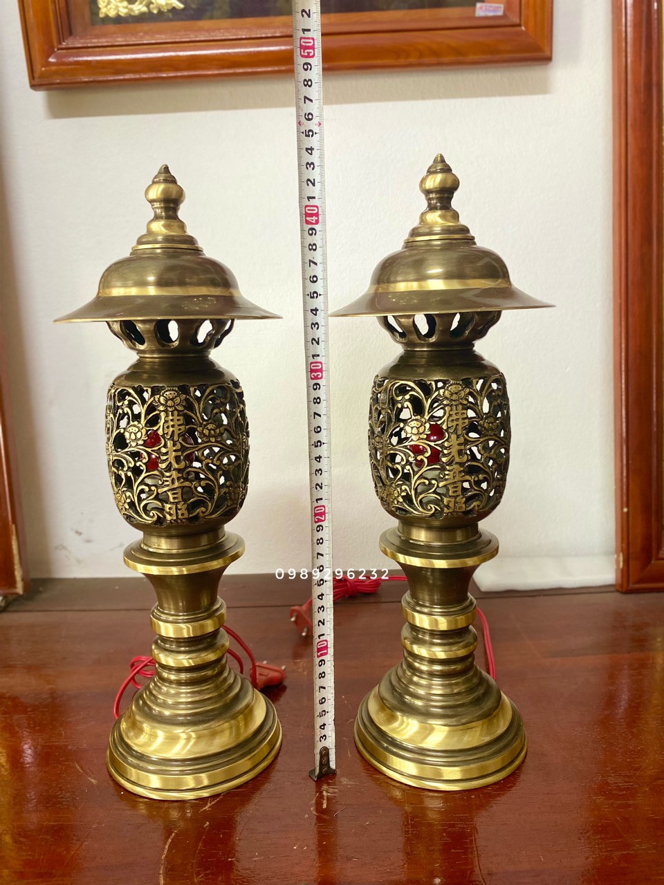 Đôi đèn thờ cắm điện bằng đồng vàng cao 45cm màu 2 công nghệ