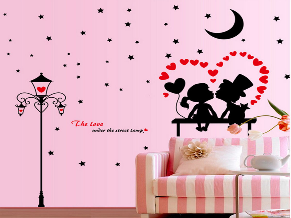 Decal dán tường hai bé hôn nhau và cột đèn đen
