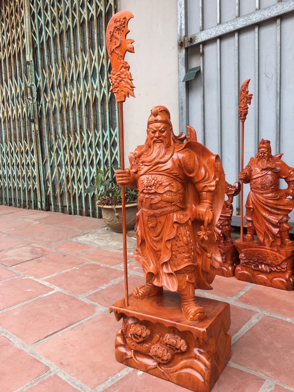 Tượng quan công cầm đao đứng trên gốc cây tùng kt cao 70