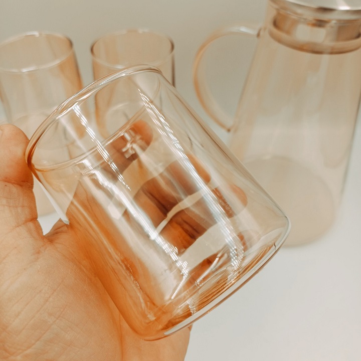 Bình Thủy Tinh Chịu Nhiệt Màu Vàng Cao Cấp 1,8 L Tặng Kèm 6 Cốc không quai vàng Sang Trọng Tinh Tế.