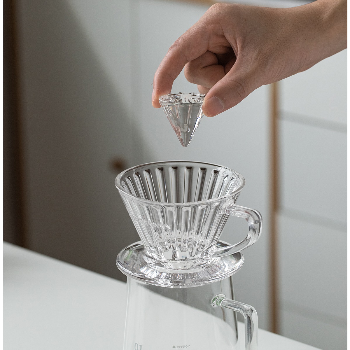 Phễu V60 01 thủy tinh rãnh thẳng CAFEDE KONA