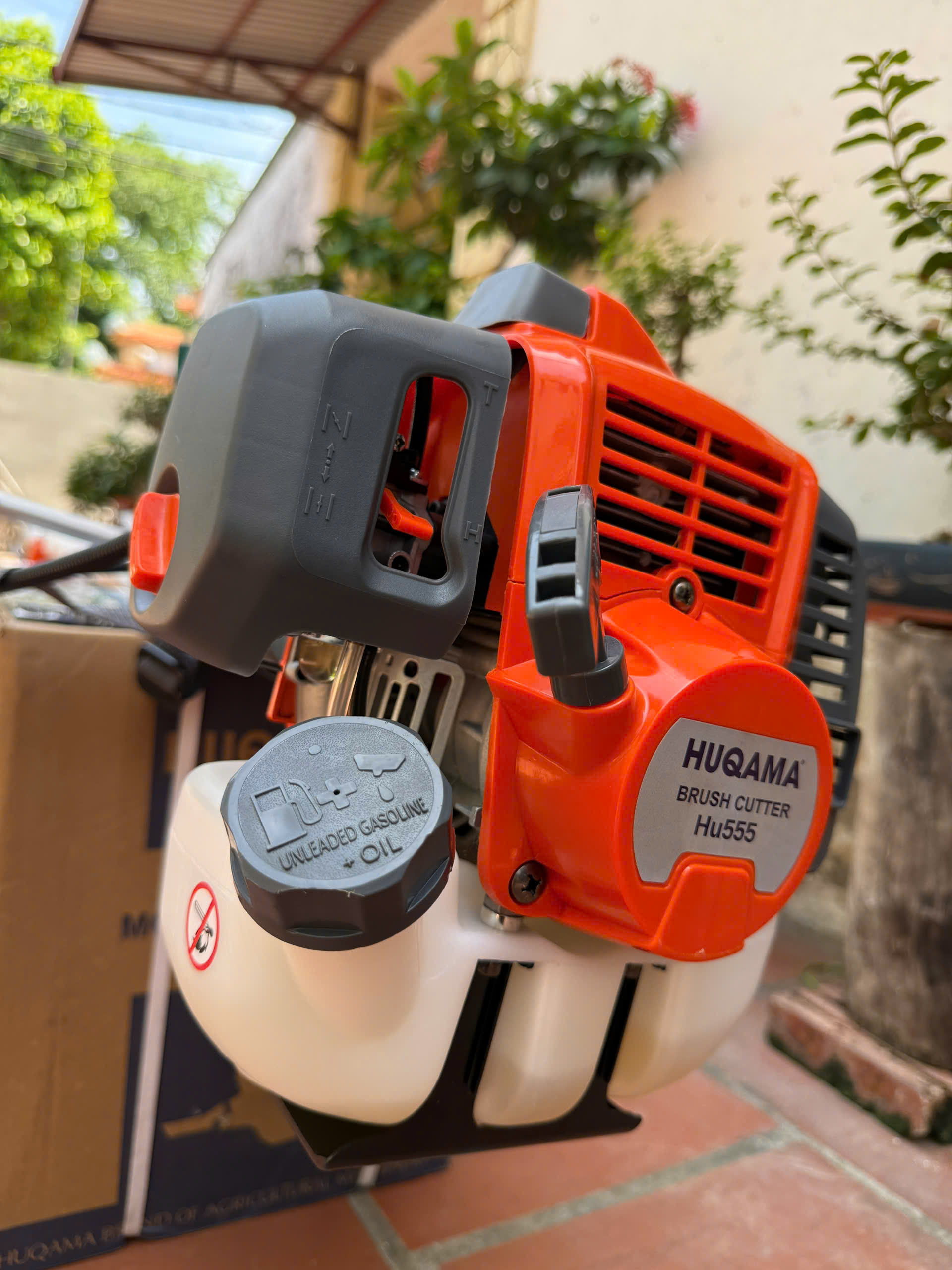 Máy cắt cỏ Huqama 555 Modell mới 2026 động cơ 2 thì 1.65Kw nòng 41.5cm³ trọng lượng 8kg.tặng bát cước.bảo hành 12 tháng