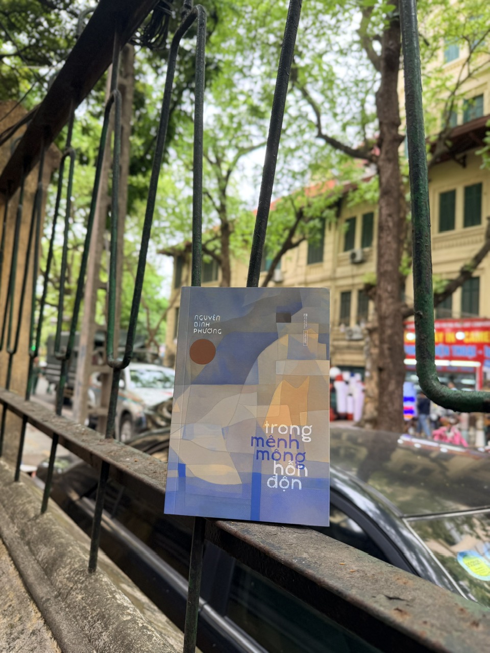 Trong Mênh Mông Hỗn Độn