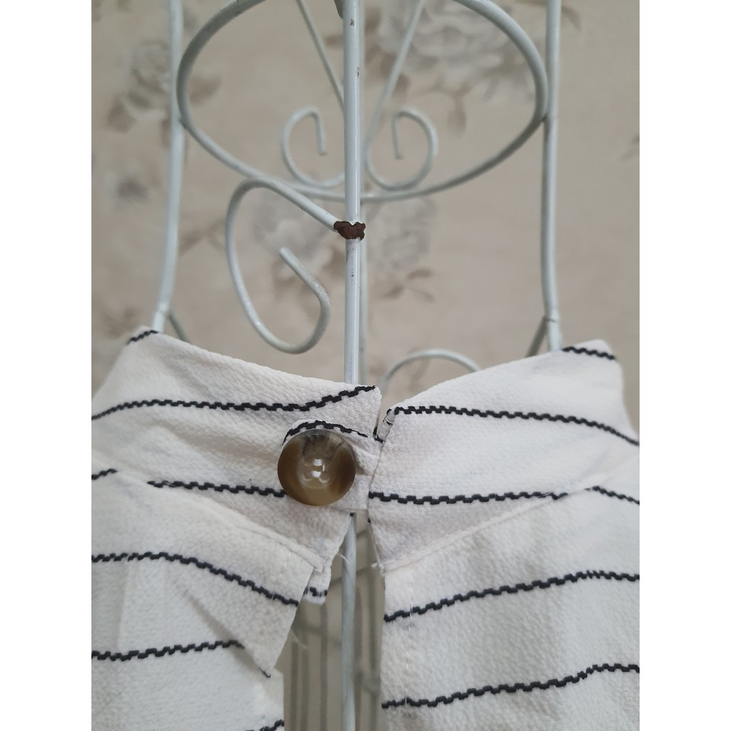 Áo Sơ Mi Sọc Cổ V chất vải cát xốp co giãn nhẹ,thoáng mát và ít nhăn. Áo rất dễ phối đồ nhé,có thể mặc cùng quần Âu,quần Jean hoặc Chân Váy đều rất đẹp ạ
