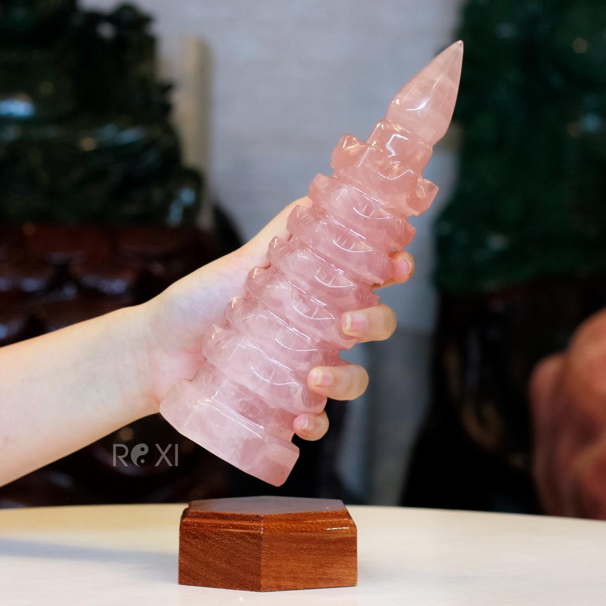 Tháp văn xương thạch anh hồng 0,98kg - 22cm