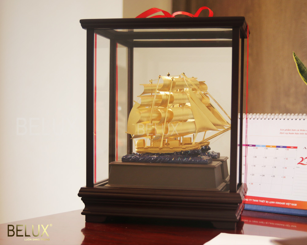 Mô hình thuyền buồm dát vàng 24k cỡ to