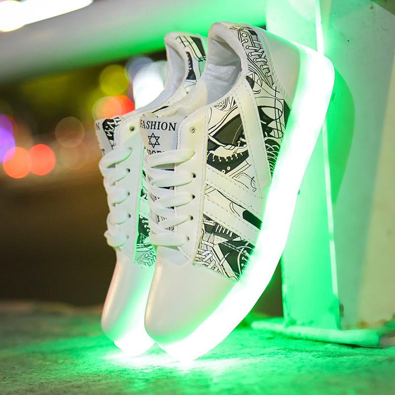 Giày PHÁT SÁNG MÀU TRẮNG HỌA TIẾT NỬA THÂN MÀU ĐEN SÁNG 7 MÀU TẶNG KÈM DÂY GIÀY PHÁT SÁNG (kèm ảnh