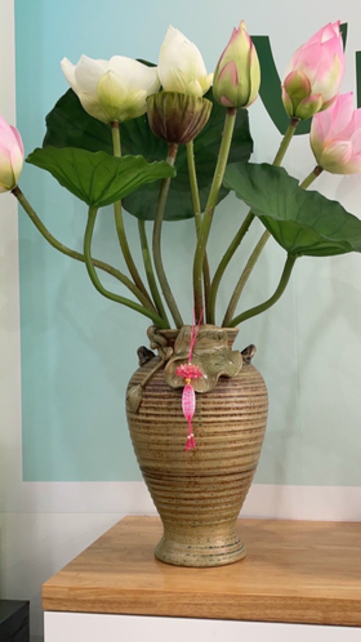 Lọ hoa đùi dế sen đắp nổi gốm sứ Bát Tràng cao 34cm