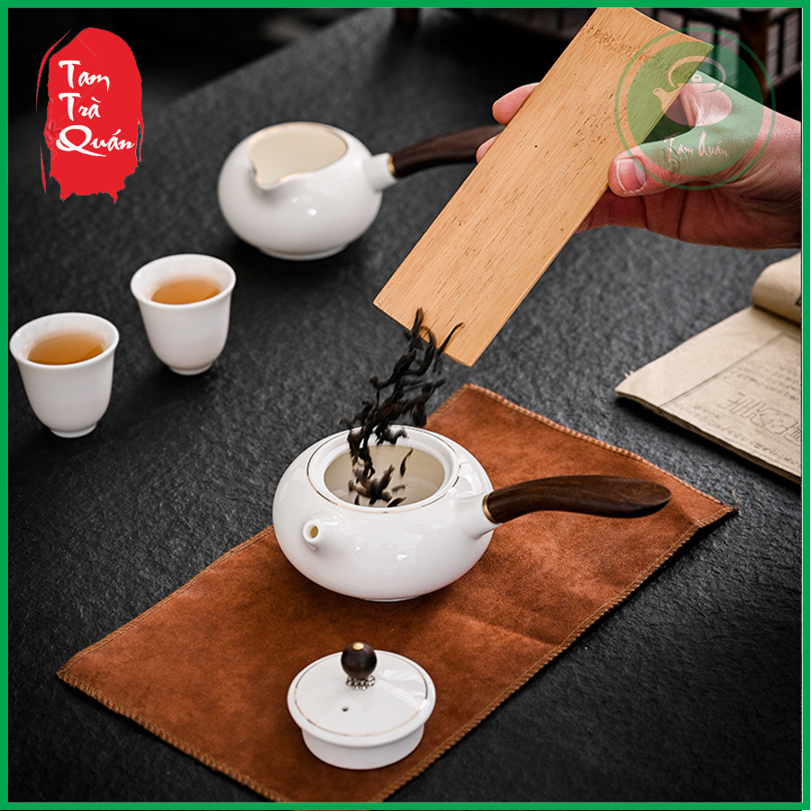 Ấm trà sứ trắng Đức Hóa cán gỗ 240ml