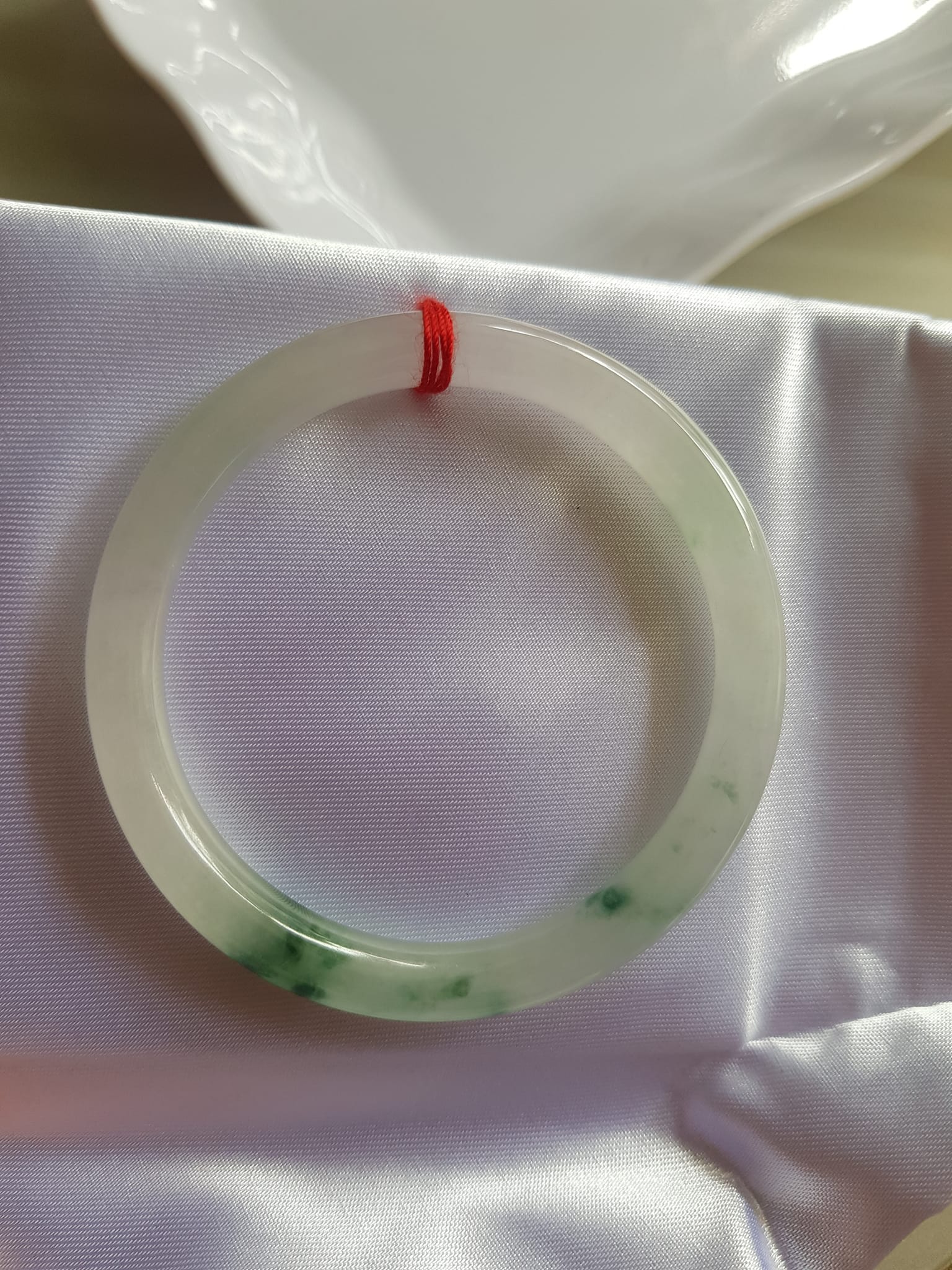 Vòng đeo tay Nữ đá cẩm thạch tự nhiên Tím Lý 50mm x cọng nhỏ 6,2 mm màu trắng bóng 1 bên xanh lý đậm ánh tím nhẹ thiệt đẹp Màu trắng bóng 1 bên xanh lý đậm ánh tím nhẹ thiệt đẹp Nữ cân Nặng 50kg-55kg đeo đẹp ạ