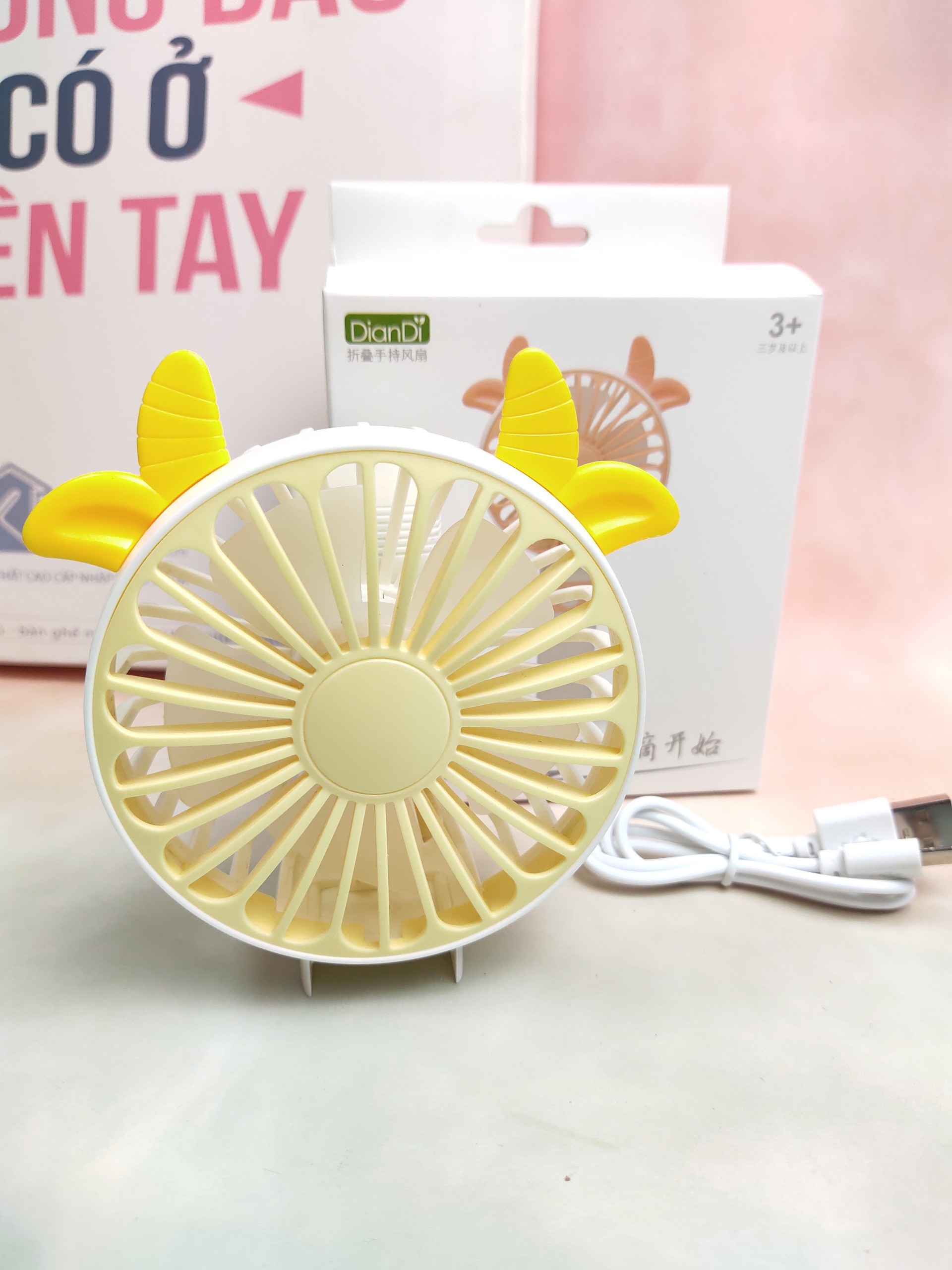 Quạt Mini Cầm Tay Cao Cấp Có Thể Gấp Tiện Dụng, Fan 2 Tốc Độ Gió Kèm Usb Cắm Sạc Hình Sừng Nai