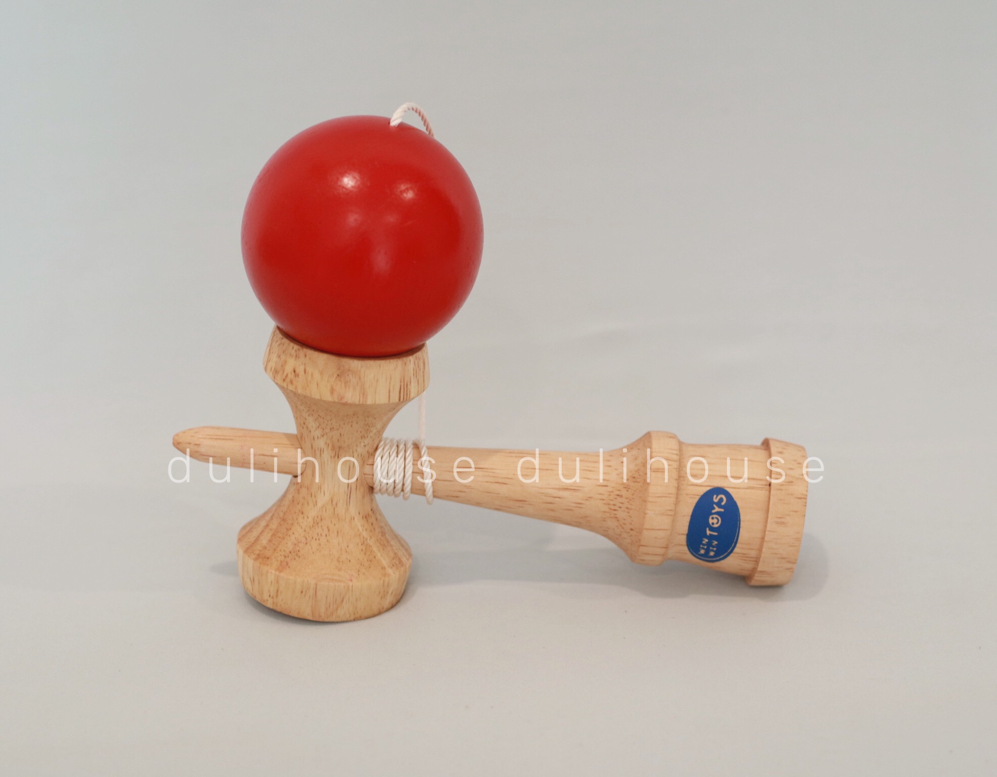 Đồ chơi gỗ trò chơi Kendama giúp rèn luyện tính kiên trì, sự tập trung; phát triển khả năng phối hợp tay & mắt, sự cân bằng, phản xạ cũng như sự dẻo dai của tay, chân & cả cơ thể - Sản xuất tại Việt Nam