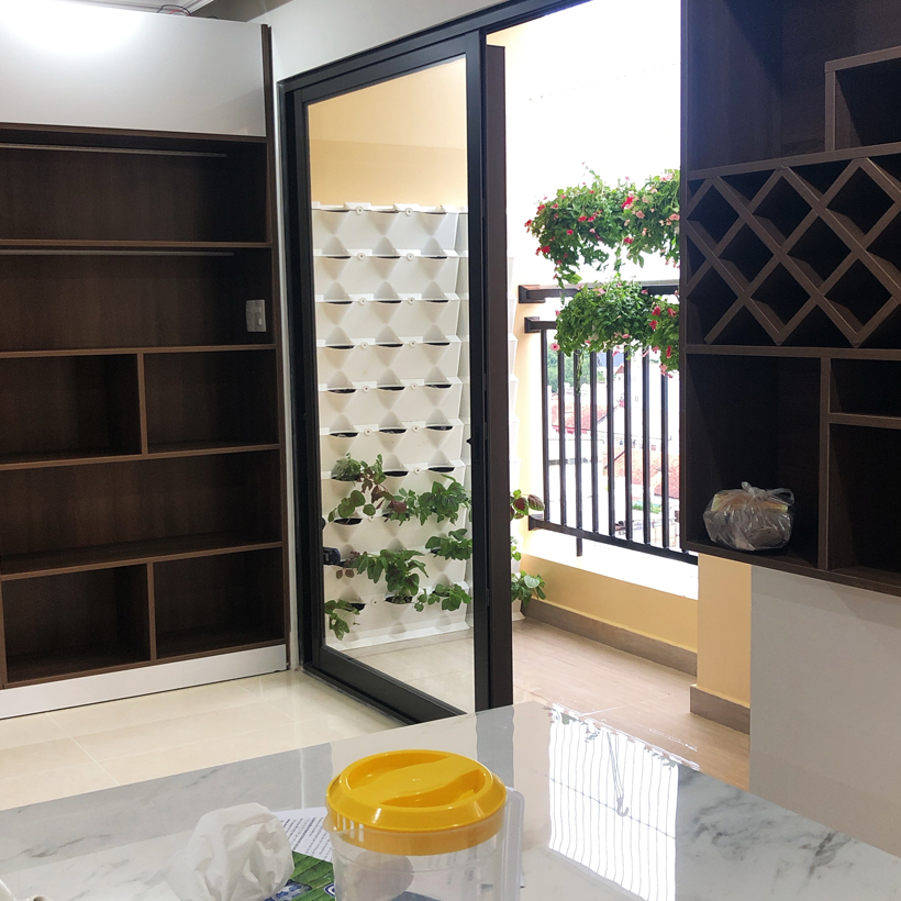 Chậu Treo Trồng Rau Ban Công Đứng Minigarden nhập khẩu Châu Âu kèm hệ thống tưới nhỏ giọt bán tự động với năng suất rau cao