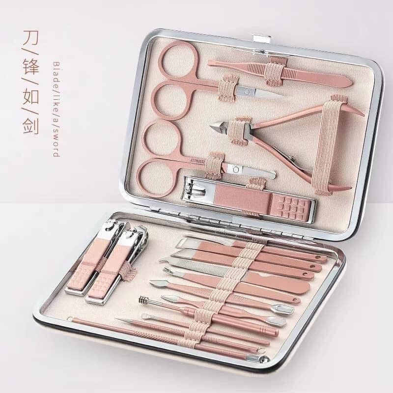 DỤNG CỤ LÀM NAIL - BỘ CẮT TỈA MÓNG TAY, CHÂN 18 MÓN GỒM BẤM MÓNG, KÌM CẮT, KÉO, NHÍP, NGOÁY TAI,... BẰNG THÉP KHÔNG GỈ (KÈM HỘP ĐỰNG GIẢ DA MÀU HỒNG)