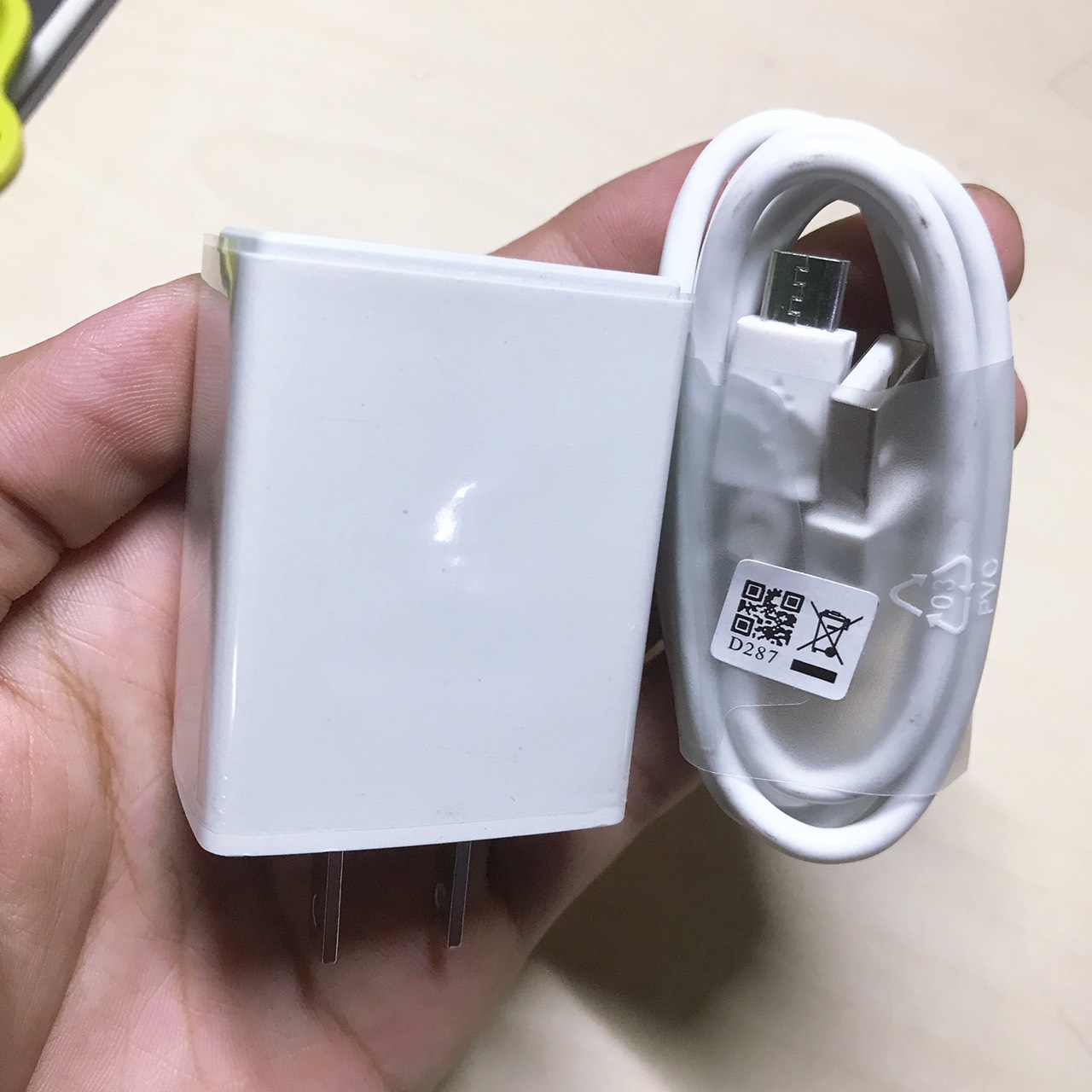 Bộ sạc nhanh 10W chân dẹt màu trắng tặng kèm cáp sạc USB micro dùng cho samsung, sony, nokia, vivo, oppo, redmi...