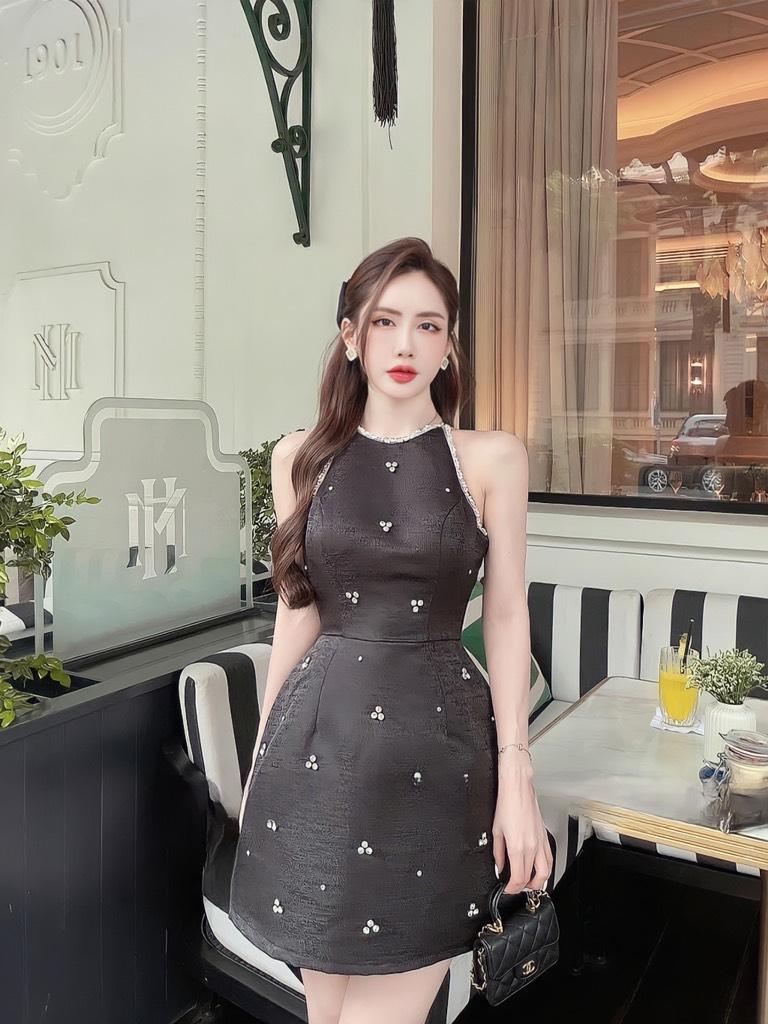 Đầm xòe dự tiệc cổ yếm viền chuỗi đính đá