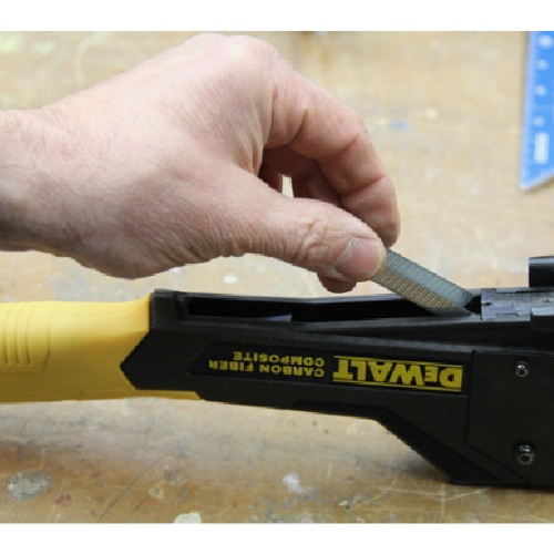 Bấm kim DEWALT, sợi carbon , 0.7kg| Chính hãng