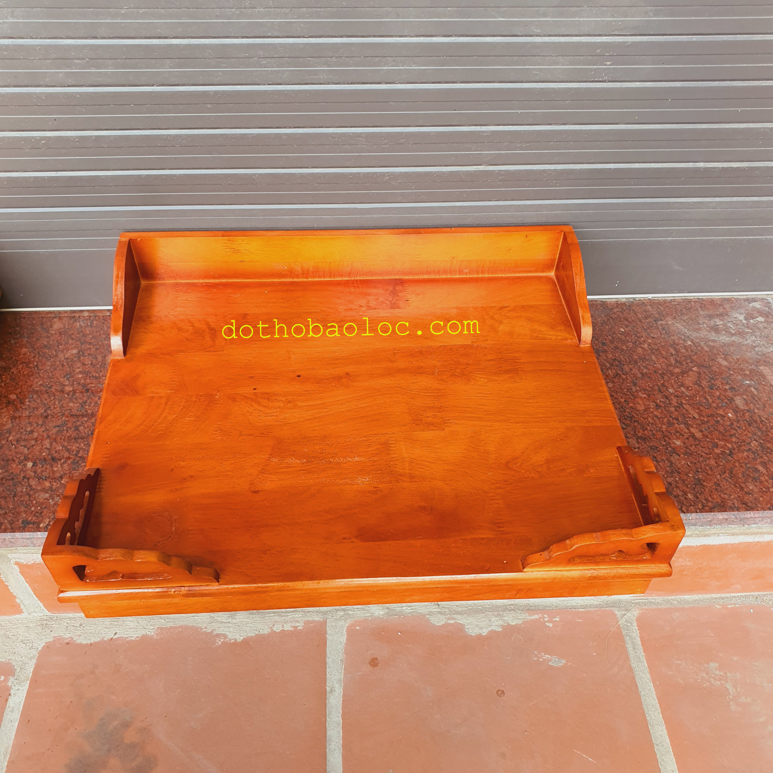 Bàn thờ treo tường gỗ xoan ngang 50cm 2 màu: vàng nhạt và đỏ - Kèm cặp eke gỗ