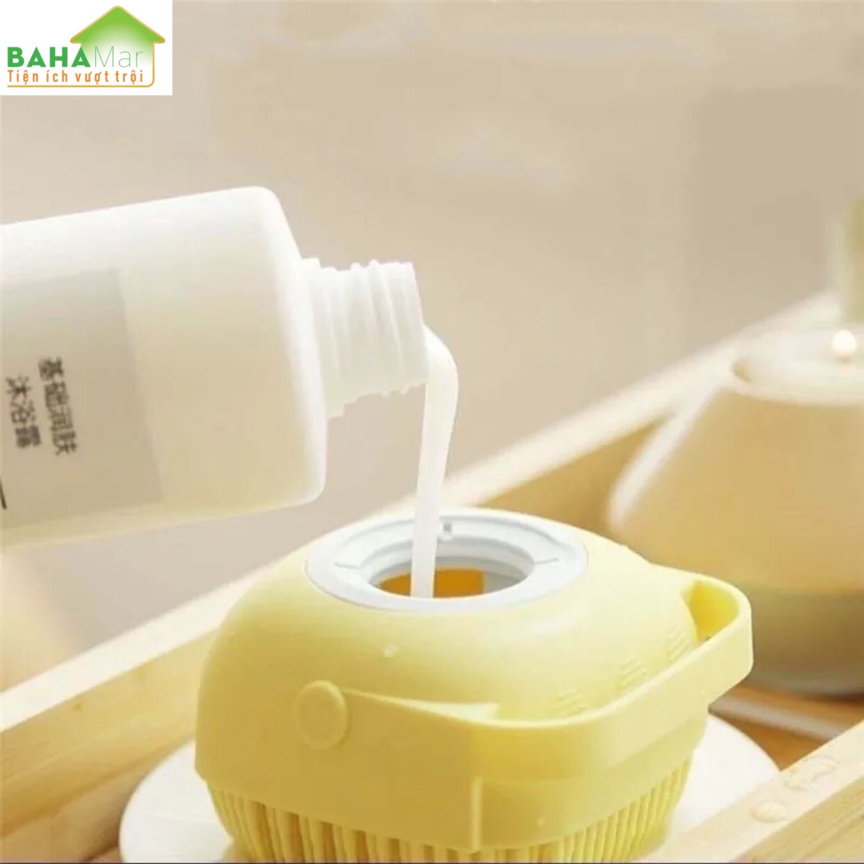 BÀN CHẢI TẮM SILICONE MỀM MASSAGE TẨY DA CHẾT CÓ NGĂN CHỨA SỮA TẮM