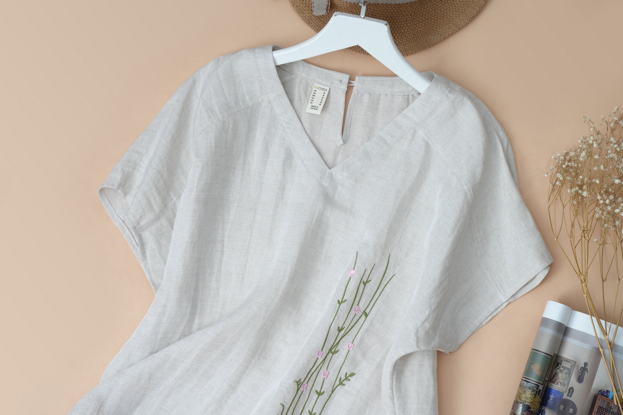 Áo Linen KACHISA cổ tim thêu họa tiết màu xám tiêu