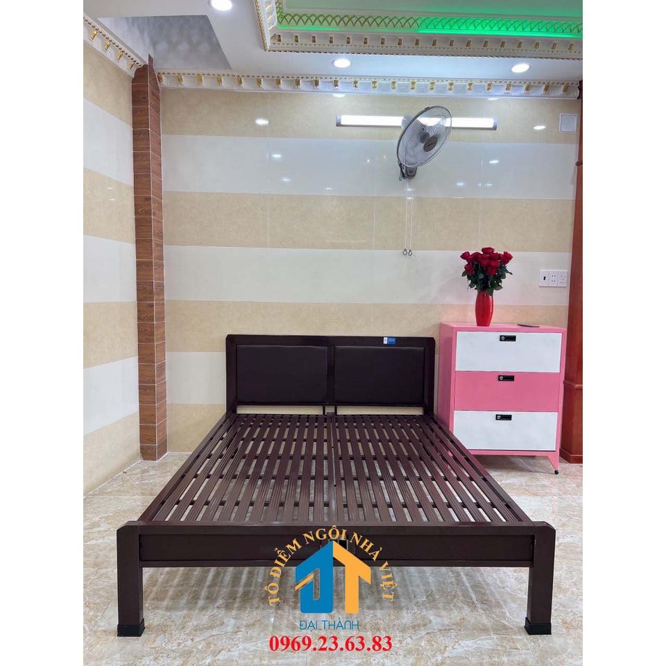 Giường sắt giả gỗ đầu vuông 1m8x2m