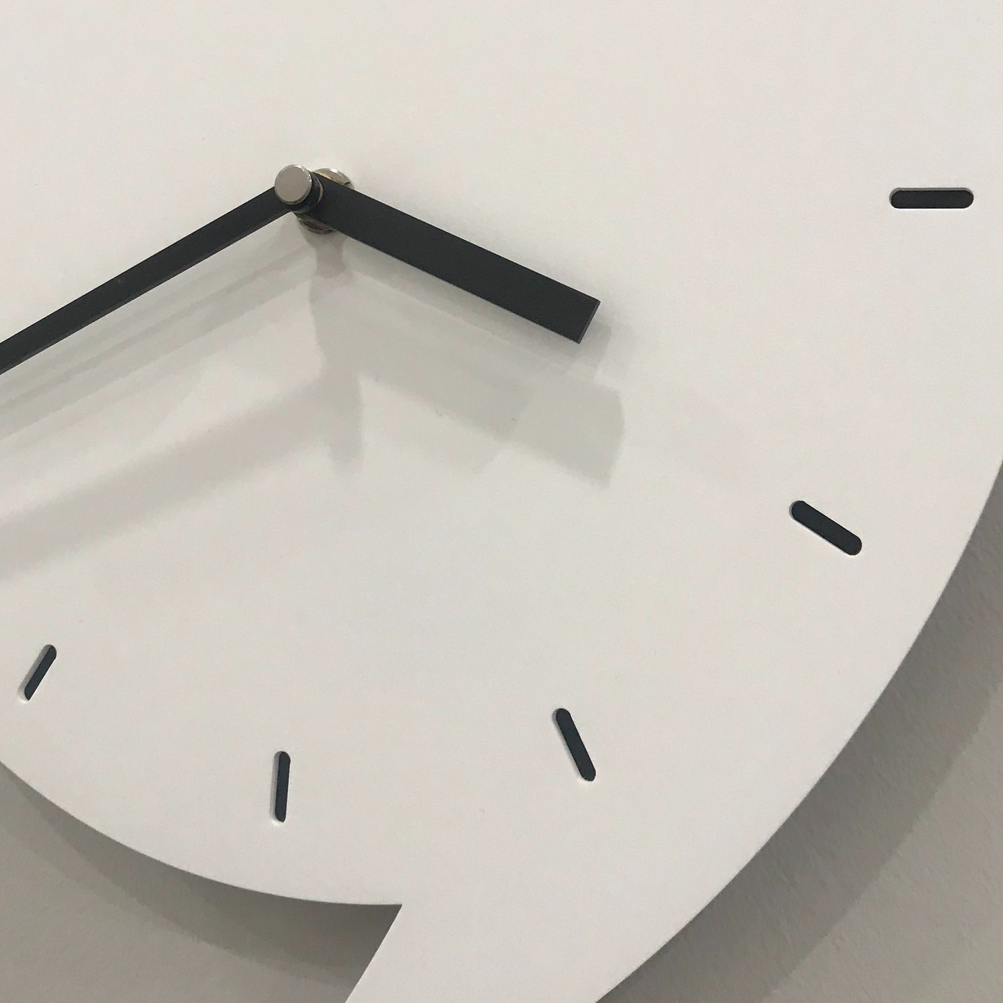 Đồng hồ treo tường trang trí nhà cửa tối giản hình dấu phẩy - Comma Wall Clock