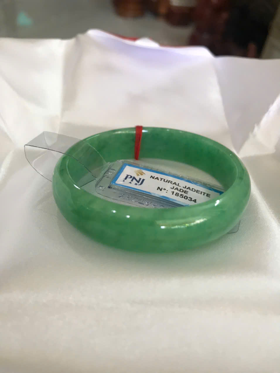 Vòng Tay Nữ Đá Ngọc Cẩm Thạch Tự Nhiên Bản Hẹ Sịn Đậu Lý Sao Ni 48mm Cao 12mm Dầy 6mm đã kiểm định kèm giấy chứng nhận P No 185034 Màu Xanh ngọc lý tươi bóng đều đẹp nữ tay nhỏ 35kg - 48kg ạ