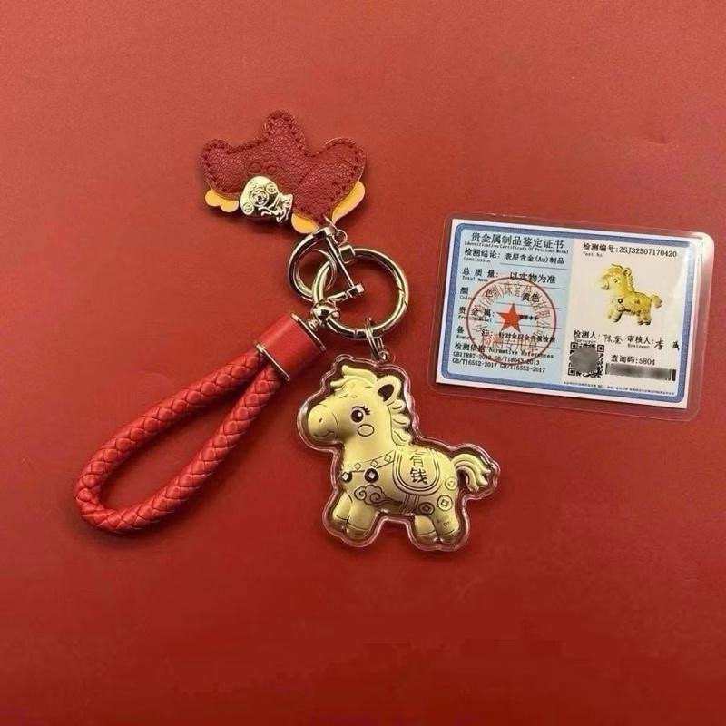 (Loại full hộp) Móc Khóa Ngựa Vàng Phong Thủy Tài Lộc Dây Đỏ May Mắn Cho Xe – Túi – Chìa Khóa