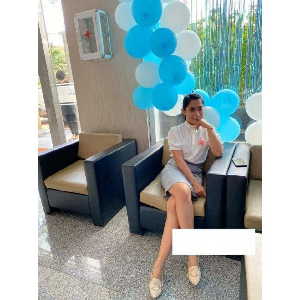 Áo Sơ mi nữ công sở thời trang SURI chất liệu vãi đũi màu trắng tay ngắn cổ trụ đính hoa ngực.