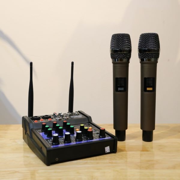 Bàn trộn Mixer Yamaha G4 USB – Chuyên dùng livestream, karaoke gia đình – Có màn hình led – Kèm 2 micro không dây – Dùng được cho loa kéo, loa ô tô, dàn karaoke gia đình, livestream, thu âm - Tích hợp nguồn 5V và 48V cho micro thu âm - Hàng nhập khẩu