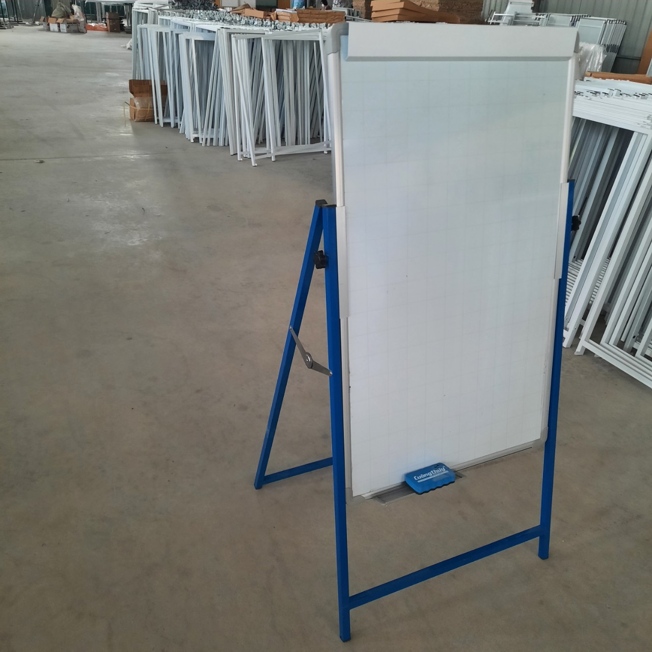 Bảng từ trắng viết bút, di động, chân gấp gọn, KT: 60x100cm