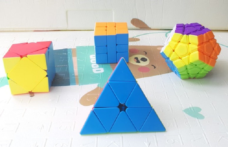Đồ chơi 4 rubik hình dạng khác nhau hàng chuẩn không viền có hộp đựng